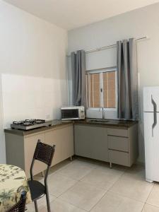 una cucina con bancone, forno a microonde e frigorifero di Ike Palace 2 a Olímpia Altre 5 foto