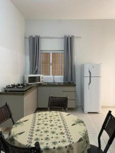 una cucina con un tavolo e un frigorifero bianco di Ike Palace 2 a Olímpia