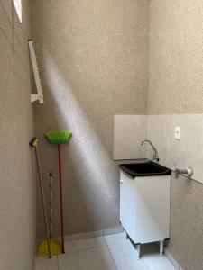 una piccola cucina con lavandino e scopa di Ike Palace 2 a Olímpia