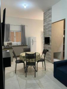 una sala da pranzo con tavolo e sedie e una cucina di Ike Palace 2 a Olímpia