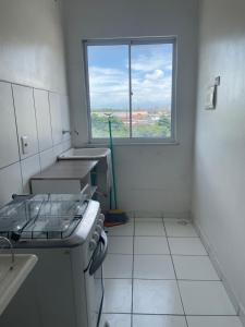 フォルタレザにあるApartamento Familia LLの白いキッチン(窓、コンロ付)