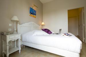 Postel nebo postele na pokoji v ubytování Tulip Inn Honfleur Residence & Spa