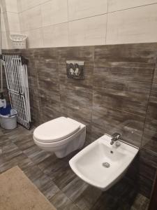 a bathroom with a toilet and a sink at Zielona Przystań Apartament z widokiem na Pieniny in Jaworki +31 photos