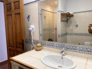 O baie la Piso en San Roque, centro neurálgico del Campo de Gibraltar +15 fotografii