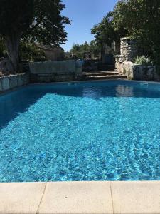 المسبح في Gîte de charme champêtre أو بالجوار
