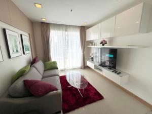 北芭堤雅The Palm Wongamat - 2BR Luxury Beachfront Suite - Ocean View的带沙发和玻璃桌的客厅