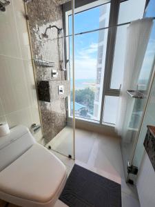 The Palm Wongamat - 2BR Luxury Beachfront Suite - Ocean View的一间浴室