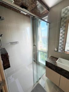 The Palm Wongamat - 2BR Luxury Beachfront Suite - Ocean View的一间浴室