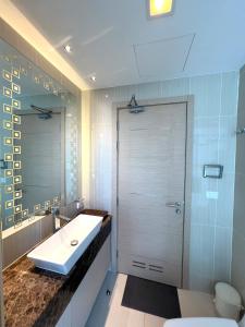 The Palm Wongamat - 2BR Luxury Beachfront Suite - Ocean View的一间浴室