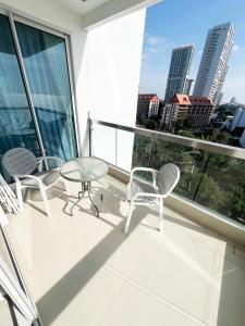 The Palm Wongamat - 2BR Luxury Beachfront Suite - Ocean View的阳台或露台