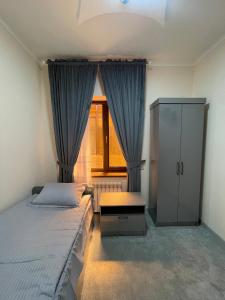 サマルカンドにあるGuesthouse Asteriya Гостевой домのベッドルーム1室(ベッド1台、キャビネット、窓付) +29枚の写真