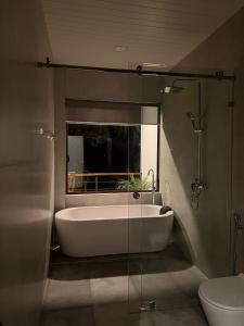 Ένα μπάνιο στο Blooming Rose Ella +87 φωτογραφίες