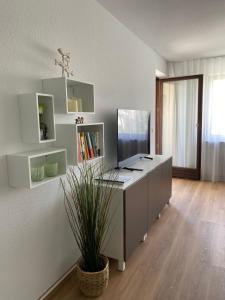 TV a/nebo společenská místnost v ubytování Ferienwohnung Ankerplatz 2