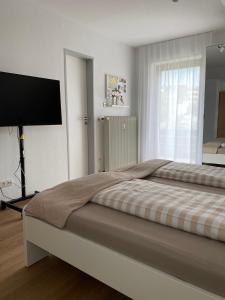 Postel nebo postele na pokoji v ubytování Ferienwohnung Ankerplatz 4 + 6 fotografií