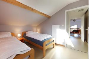 Un dormitorio con una cama y una silla dentro. en T2 duplex avec vue imprenable, en Xonrupt-Longemer