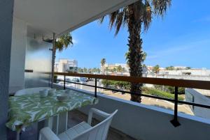 勒格罗-迪鲁瓦Cigales de la Mer - climatisé, vue mer et parking的配有桌椅并可欣赏海景的阳台