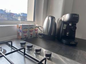 a kitchen counter with a coffee maker and a coffeemaker at Central Park Bragadiru Loft in Bragadiru +22 photos