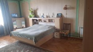 una camera da letto con un letto e una mensola con vasi sopra di Дом гостевой Для семьи a Sevan