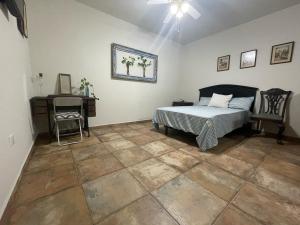 een slaapkamer met een bed, een tafel en een stoel bij Finca El Fraile in Monterrey