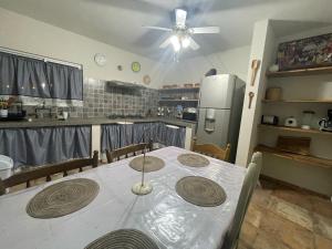 een keuken met een tafel en een koelkast bij Finca El Fraile in Monterrey