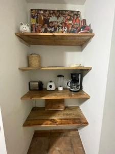 een kamer met houten planken in een muur bij Finca El Fraile in Monterrey