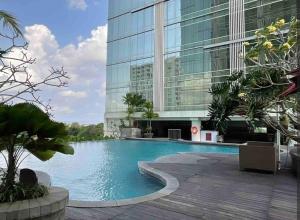 Studio Almahyra Alana Jogja في Kejayan: حمام سباحة أمام مبنى شاهق +5 صور