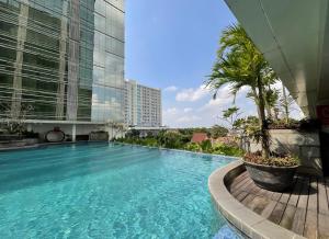 Studio Almahyra Alana Jogja في Kejayan: حمام سباحة كبير في وسط المبنى