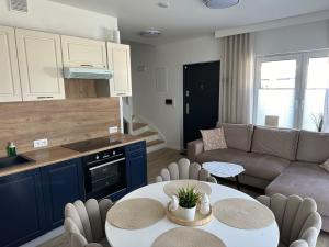 Kuchyňa alebo kuchynka v ubytovaní Apartament Mushellka - Dziwnówek Horizon Park , 2 sypialnie i salon