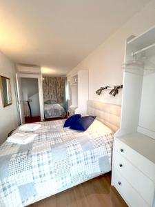 ein Schlafzimmer mit einem großen Bett mit einem blauen Kissen in der Unterkunft Old Village, 2 bedrooms, 5 ppl, Beach, Golf, Padel in Vilamoura + 38 Fotos