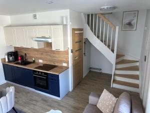 Kuchyňa alebo kuchynka v ubytovaní Apartament Mushellka - Dziwnówek Horizon Park , 2 sypialnie i salon