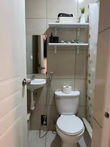 a bathroom with a toilet and a sink at Albano Habitación con cocina y baño in Mariscal Castilla