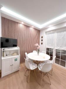 ein Esszimmer mit einem weißen Tisch und Stühlen in der Unterkunft Old Village, 2 bedrooms, 5 ppl, Beach, Golf, Padel in Vilamoura