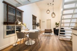 Posezení v ubytování HOLT Hotel