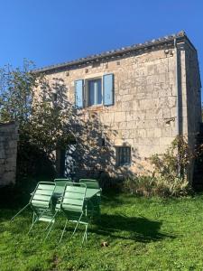 Gîte de charme champêtre في Laburgade: جلسة مجموعة كراسي أمام المبنى