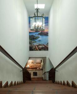 una escalera con una pintura en la pared y una lámpara de araña en Hotel las Salinas, en Cabo de Gata