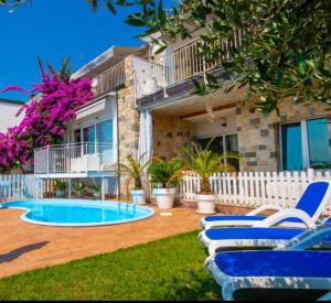 The swimming pool at or close to Casa Sabina