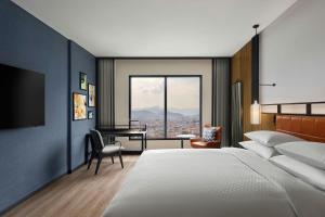 Postel nebo postele na pokoji v ubytování Four Points by Sheraton Ha Giang
