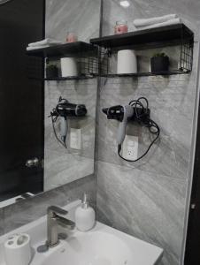 Ένα μπάνιο στο Cozy apartment & pool