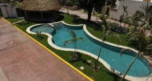 an overhead view of a swimming pool with palm trees at Cozy apartment & pool in Villa de Alvarez