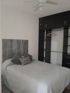 Ένα ή περισσότερα κρεβάτια σε δωμάτιο στο Cozy apartment & pool +19 φωτογραφίες