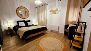 a bedroom with a bed and a mirror and a couch at T2 Renové, calme and cozy in Boé