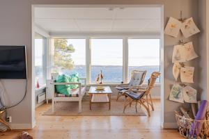 Μια τηλεόραση ή/και κέντρο ψυχαγωγίας στο Oceanfront Retreat Heated Pool, Sauna, Jacuzzi