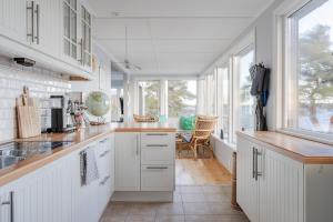 Η κουζίνα ή μικρή κουζίνα στο Oceanfront Retreat Heated Pool, Sauna, Jacuzzi