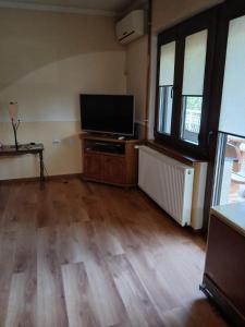 an empty living room with a flat screen tv at SD Apartmani Stan Na Dan in Smederevo