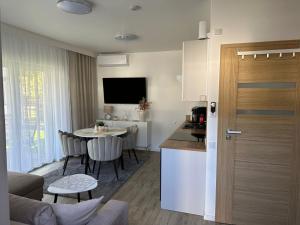 Kuchyňa alebo kuchynka v ubytovaní Apartament Mushellka - Dziwnówek Horizon Park , 2 sypialnie i salon