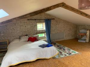 سرير أو أسرّة في غرفة في Gîte de charme champêtre