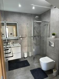 Kúpeľňa v ubytovaní Apartament Mushellka - Dziwnówek Horizon Park , 2 sypialnie i salon