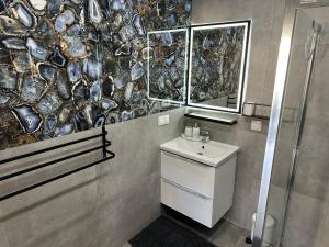 Kúpeľňa v ubytovaní Apartament Mushellka - Dziwnówek Horizon Park , 2 sypialnie i salon + 37 fotografií