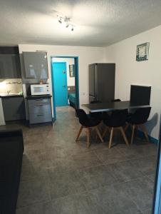 eine Küche und ein Esszimmer mit Tisch und Stühlen in der Unterkunft Mer et dune - Les Caravelles in Saint-Cyprien + 9 Fotos