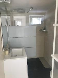 Ένα μπάνιο στο Joli Studio proche de la Mer à la Couronne